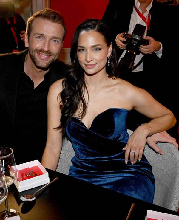 Amira Aly und ihr Partner Christian Düren beim Mon-Cheri-Barbaratag im Schloss Nymphenburg 2024.
