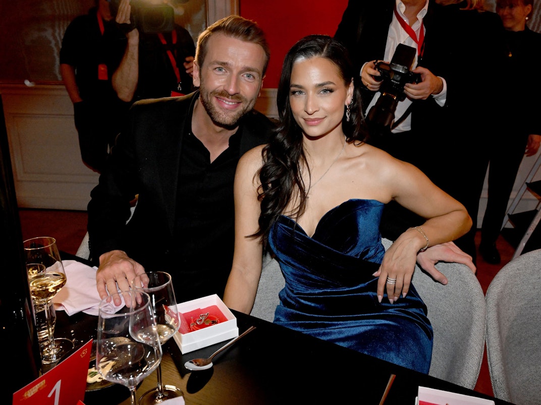 Amira Aly und ihr Partner Christian Düren beim Mon-Cheri-Barbaratag im Schloss Nymphenburg 2024.