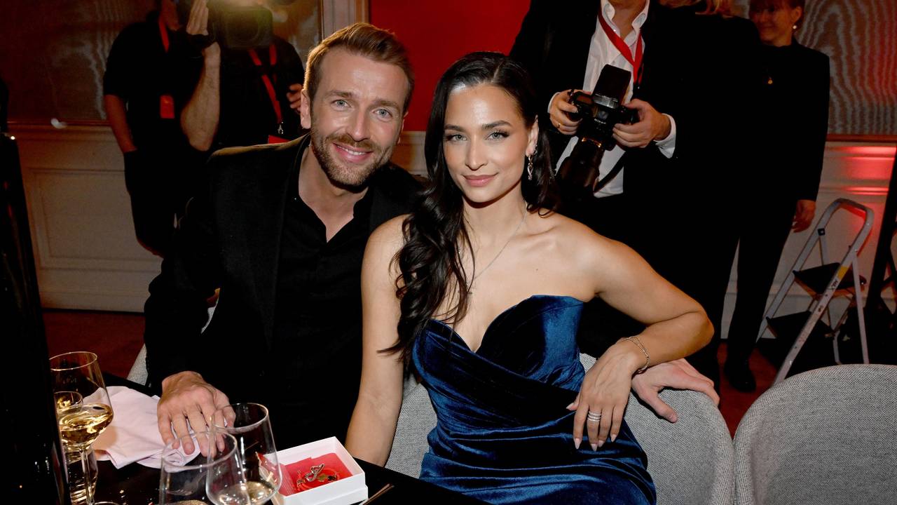 Amira Aly und ihr Partner Christian Düren beim Mon-Cheri-Barbaratag im Schloss Nymphenburg 2024.