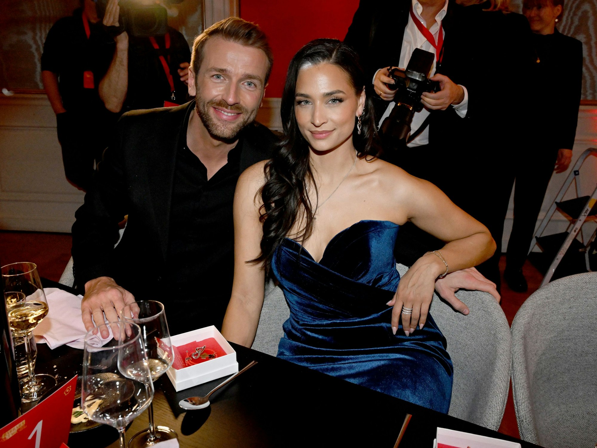 Amira Aly und ihr Partner Christian Düren beim Mon-Cheri-Barbaratag im Schloss Nymphenburg 2024.