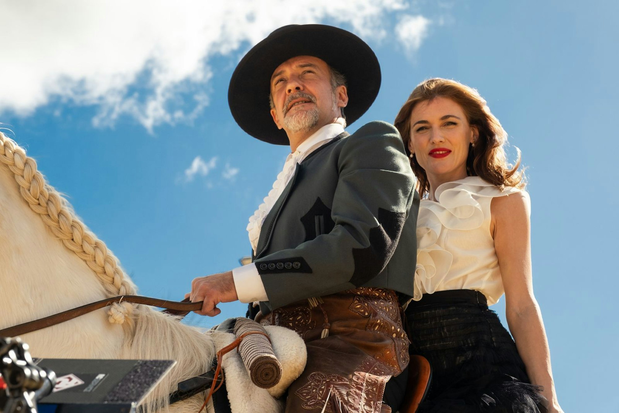 Der Herzog (Jose Luis García Pérez) und seine Frau (Marta Nieto) haben es ihrerseits auf Berlin abgesehen. (Bild: Felipe Hernández/Netflix © 2025)