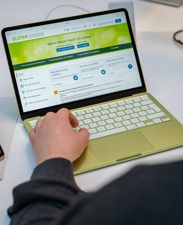 Ein Mann nutzt «Mein Elster» auf einem Laptop