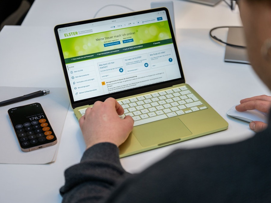 Ein Mann nutzt «Mein Elster» auf einem Laptop