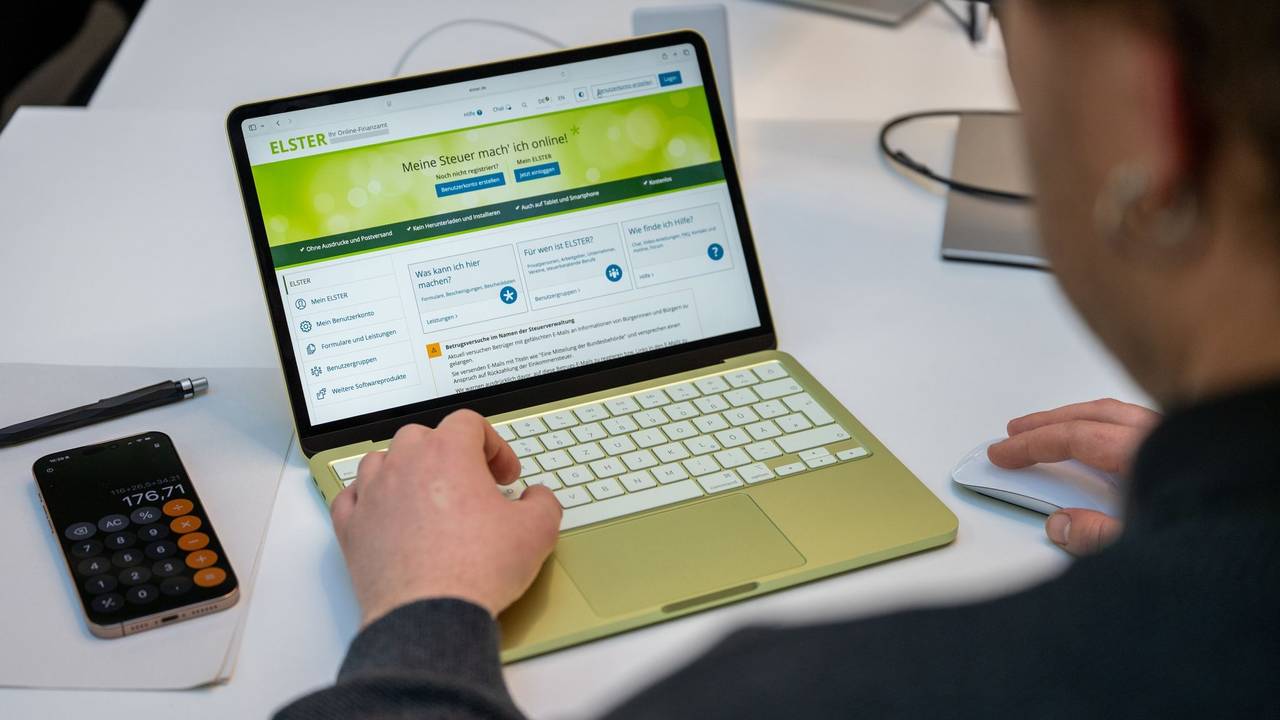Ein Mann nutzt «Mein Elster» auf einem Laptop