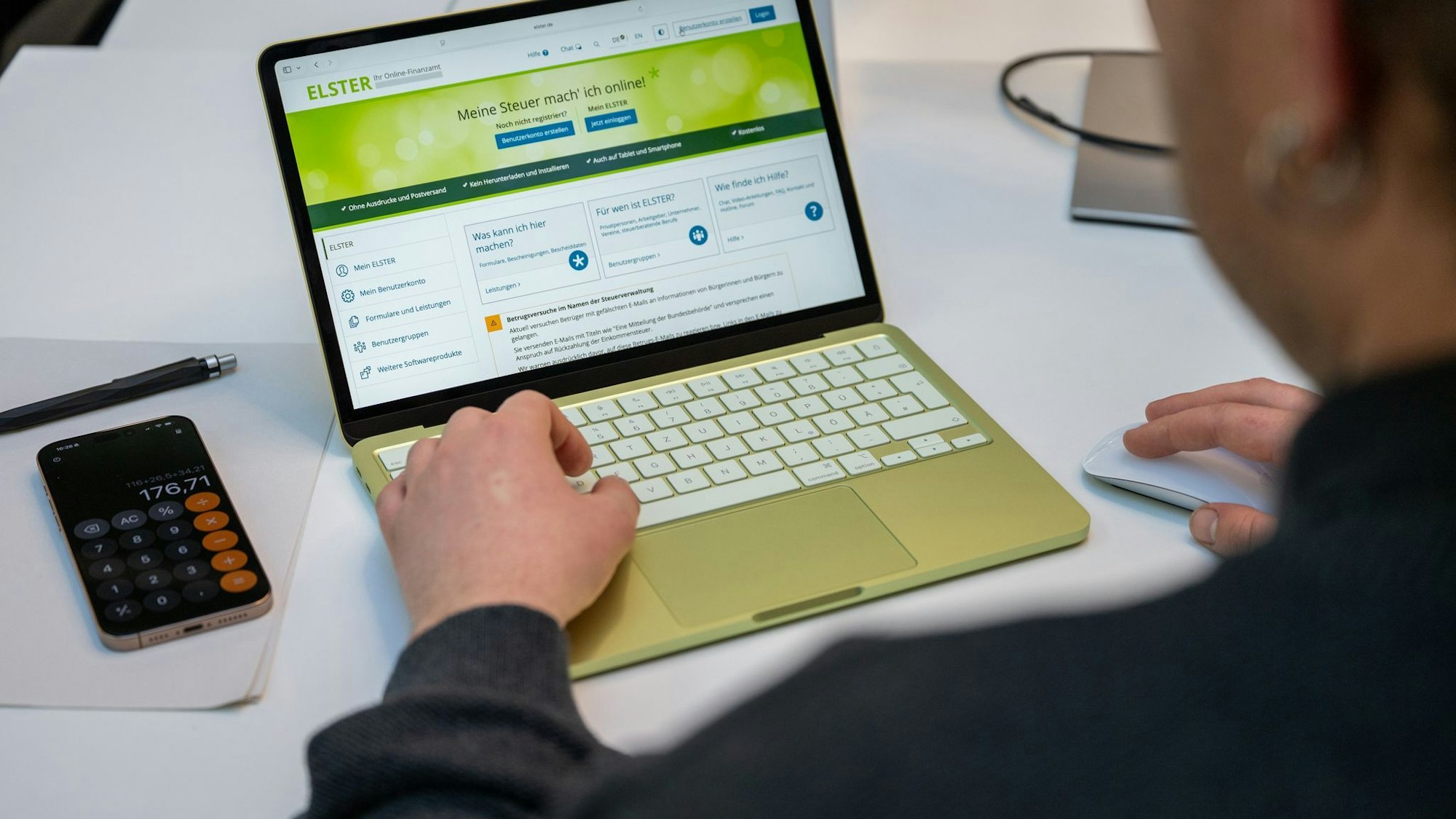 Ein Mann nutzt «Mein Elster» auf einem Laptop