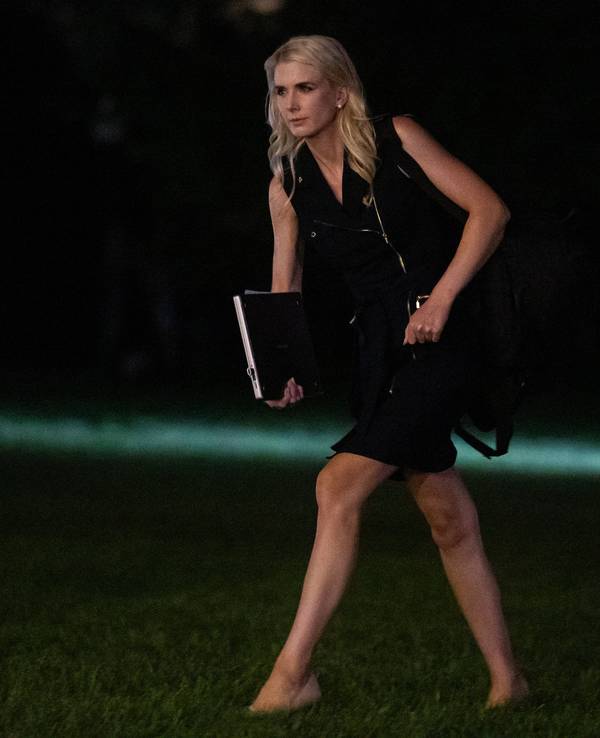 Natalie Harp arbeitet ausschließlich für Donald Trump. Hier ist sie Mitte September 2025 vor dem Weißen Haus zu sehen.