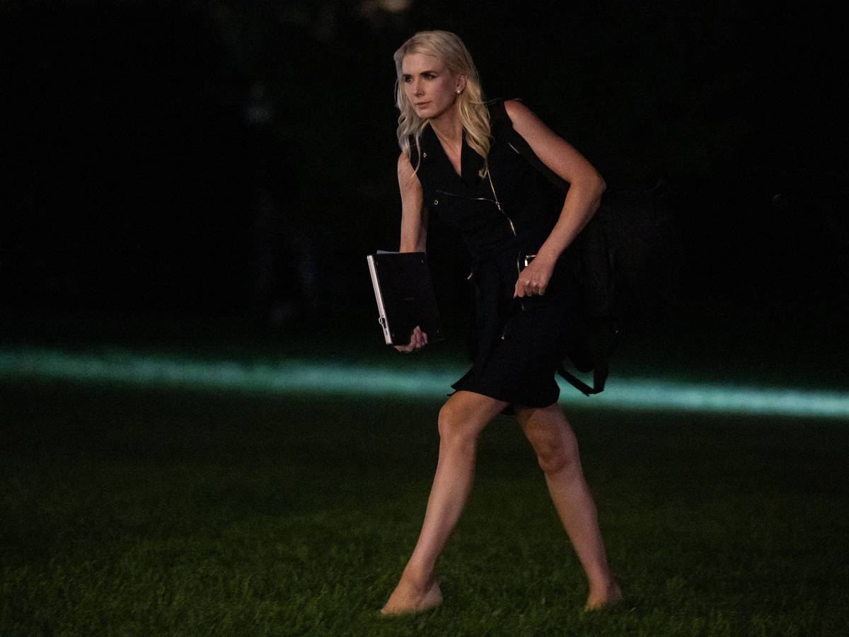 Natalie Harp arbeitet ausschließlich für Donald Trump. Hier ist sie Mitte September 2025 vor dem Weißen Haus zu sehen.