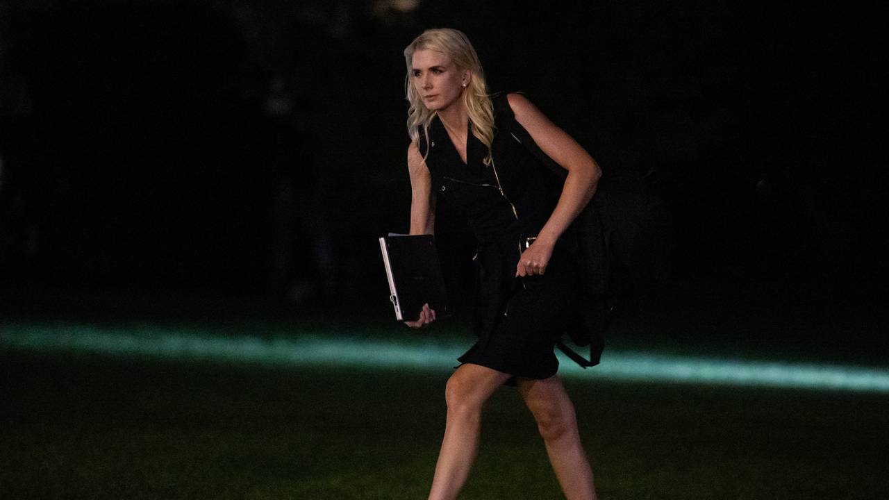 Natalie Harp arbeitet ausschließlich für Donald Trump. Hier ist sie Mitte September 2025 vor dem Weißen Haus zu sehen.