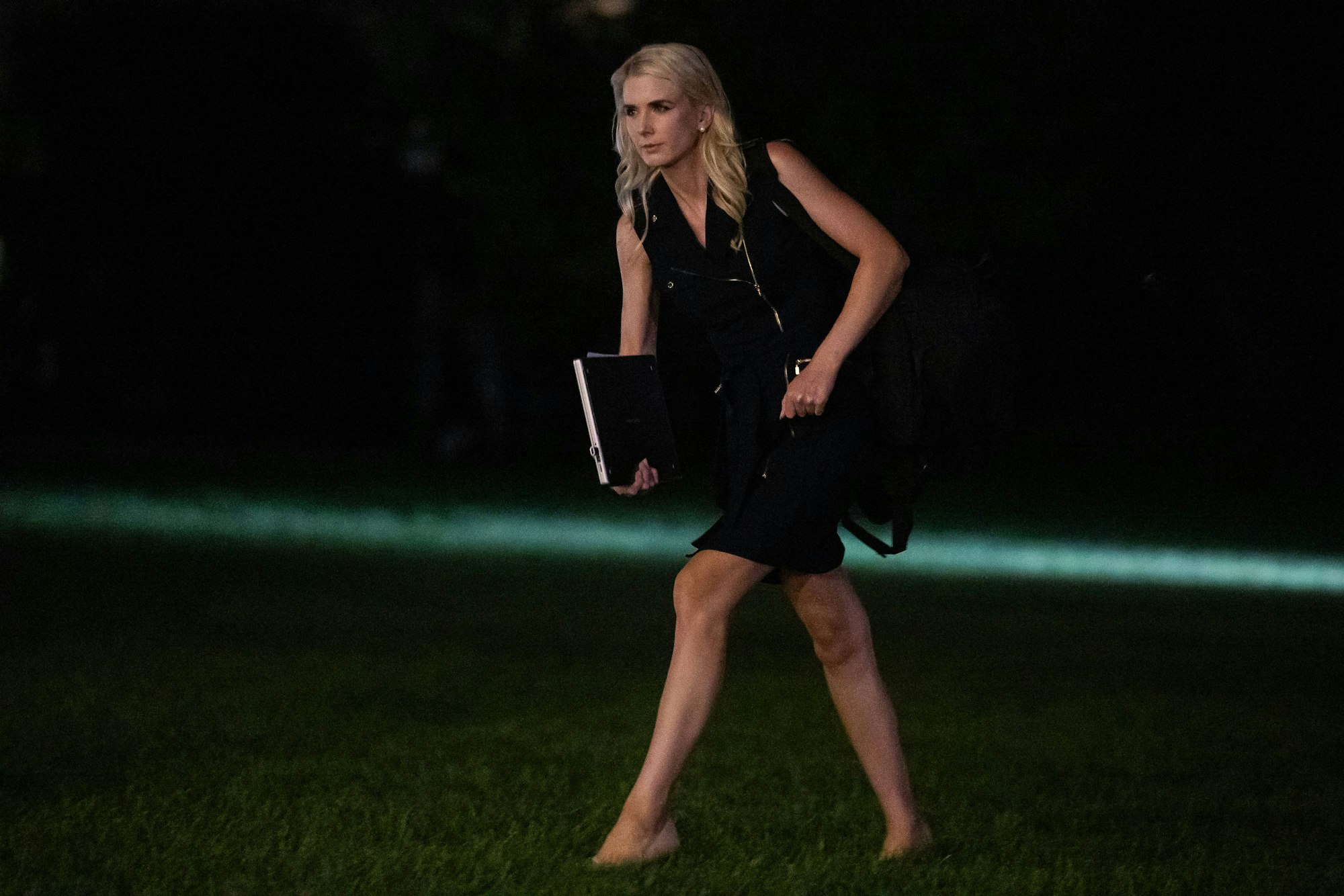 Natalie Harp arbeitet ausschließlich für Donald Trump. Hier ist sie Mitte September 2025 vor dem Weißen Haus zu sehen.