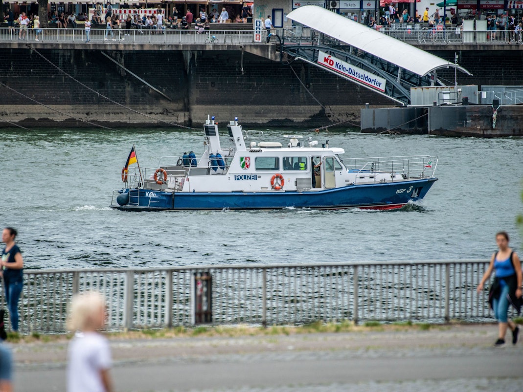 Fünf Personen mussten aus dem Rhein bei Köln gerettet werden. Ihr Boot war gekentert (Symbolbild).
