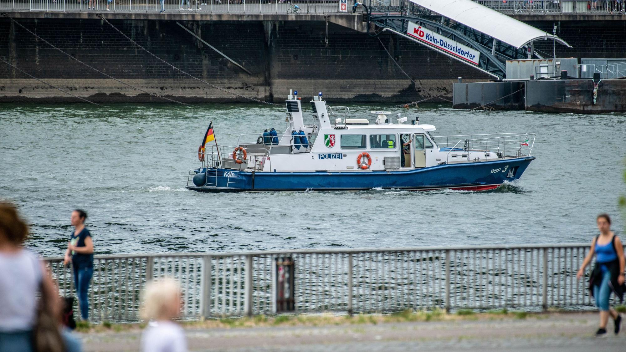 Fünf Personen mussten aus dem Rhein bei Köln gerettet werden. Ihr Boot war gekentert (Symbolbild).