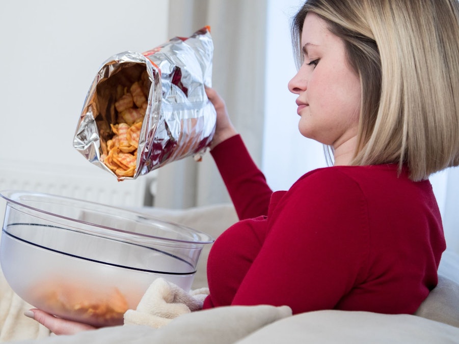 Frau isst Chips