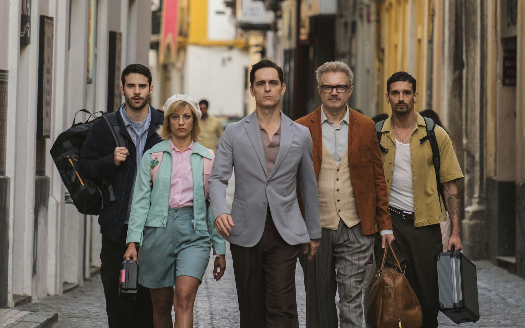 Wieder vereint für einen neuen Coup (von links): Roi (Julio Peña), Keila (Michelle Jenner), Berlin (Pedro Alonso), Damián (Tristán Ulloa) und Bruce (Joel Sánchez). (Bild: Felipe Hernández/Netflix © 2025)
