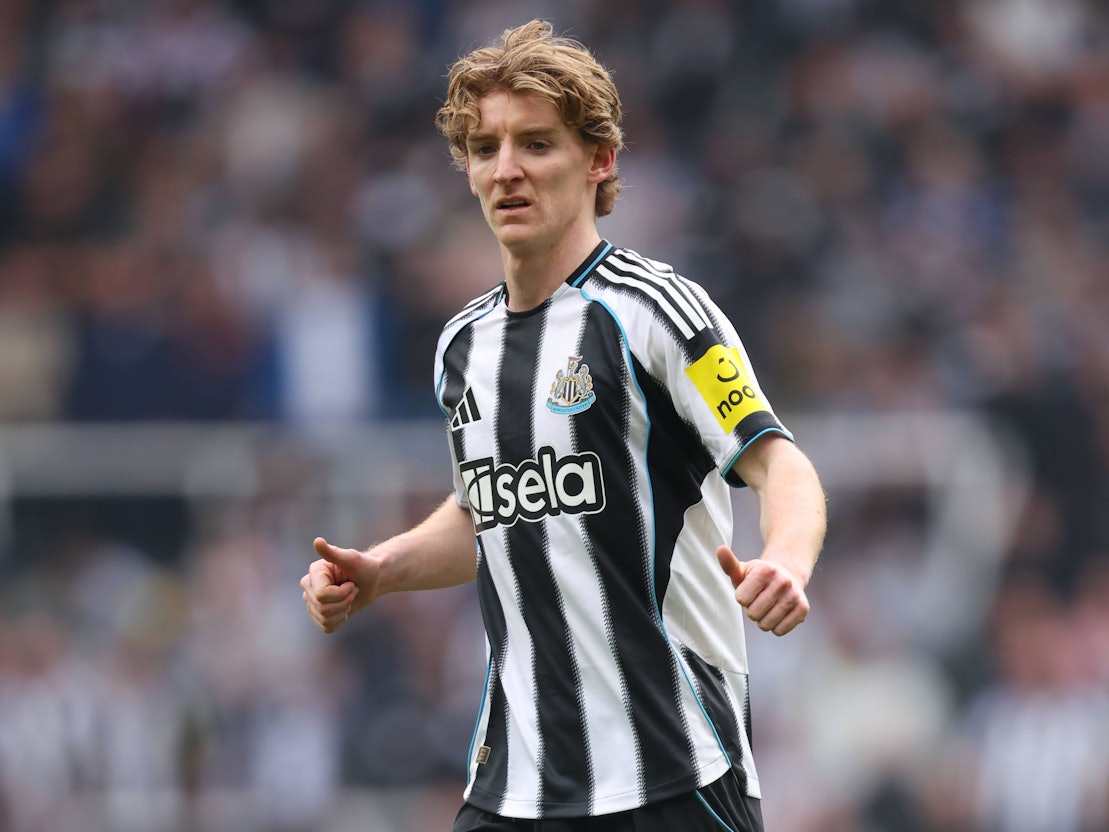 Anthony Gordon im Trikot von Newcastle United auf dem Spielfeld.