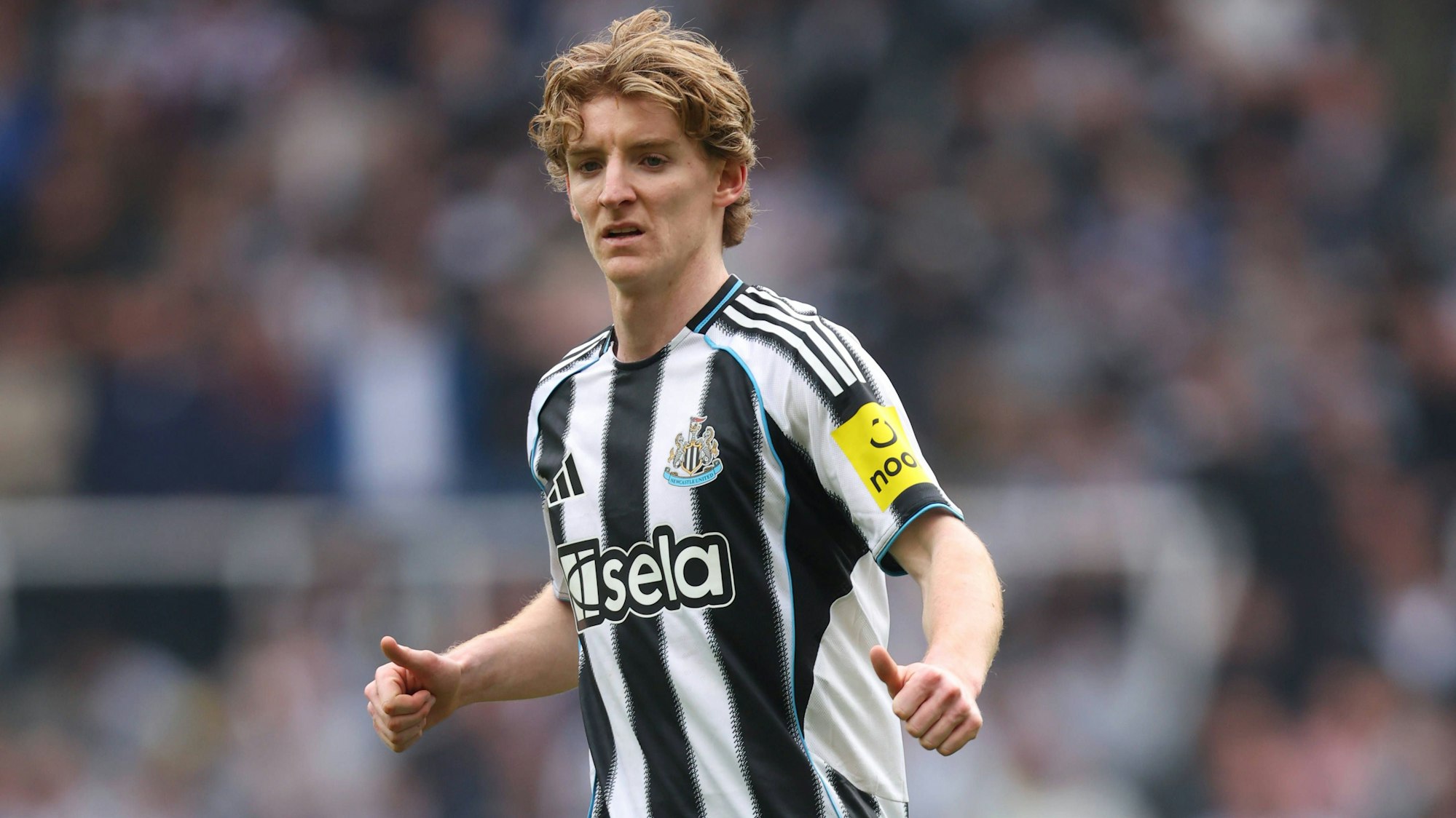Anthony Gordon im Trikot von Newcastle United auf dem Spielfeld.