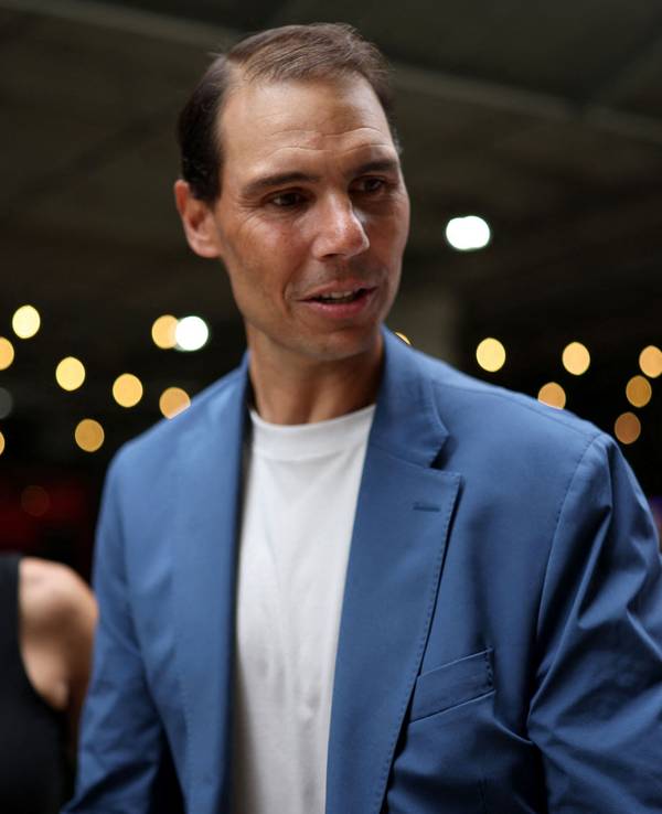 Tennis-Ikone Rafael Nadal im blauen Anzug am Rande des Formel-1-Rennens in Miami.