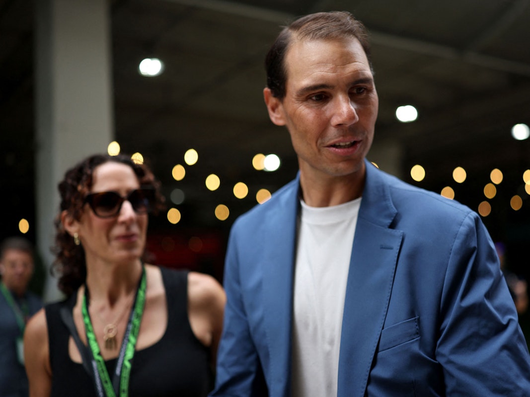 Tennis-Ikone Rafael Nadal im blauen Anzug am Rande des Formel-1-Rennens in Miami.