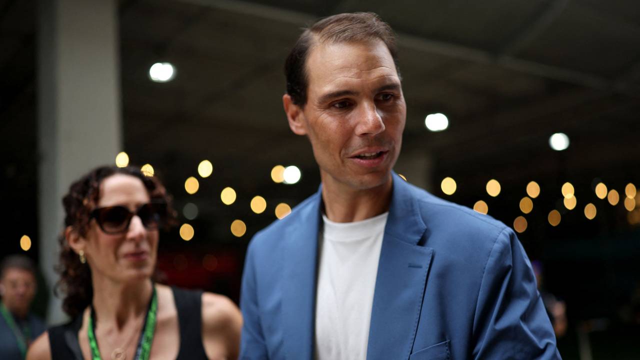 Tennis-Ikone Rafael Nadal im blauen Anzug am Rande des Formel-1-Rennens in Miami.