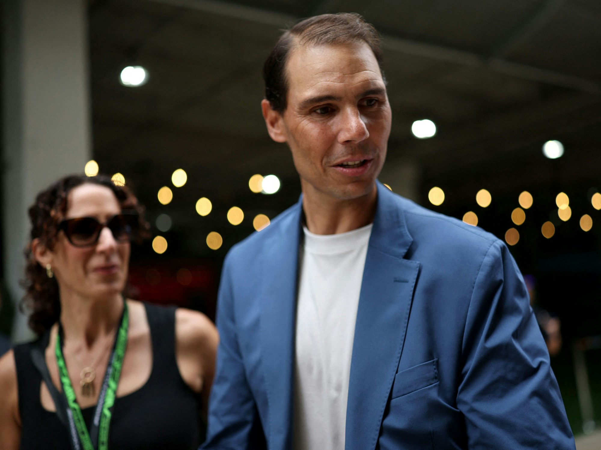 Tennis-Ikone Rafael Nadal im blauen Anzug am Rande des Formel-1-Rennens in Miami.