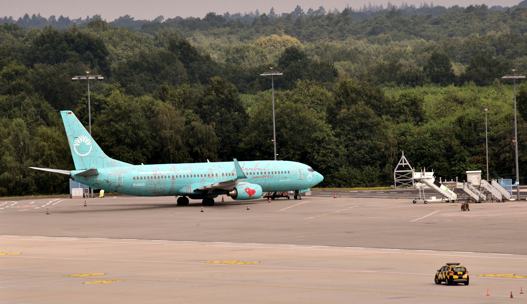 Eine Boeing 737 der türkischen Fluggesellschaft Sunexpress in Köln (Archivbild).
