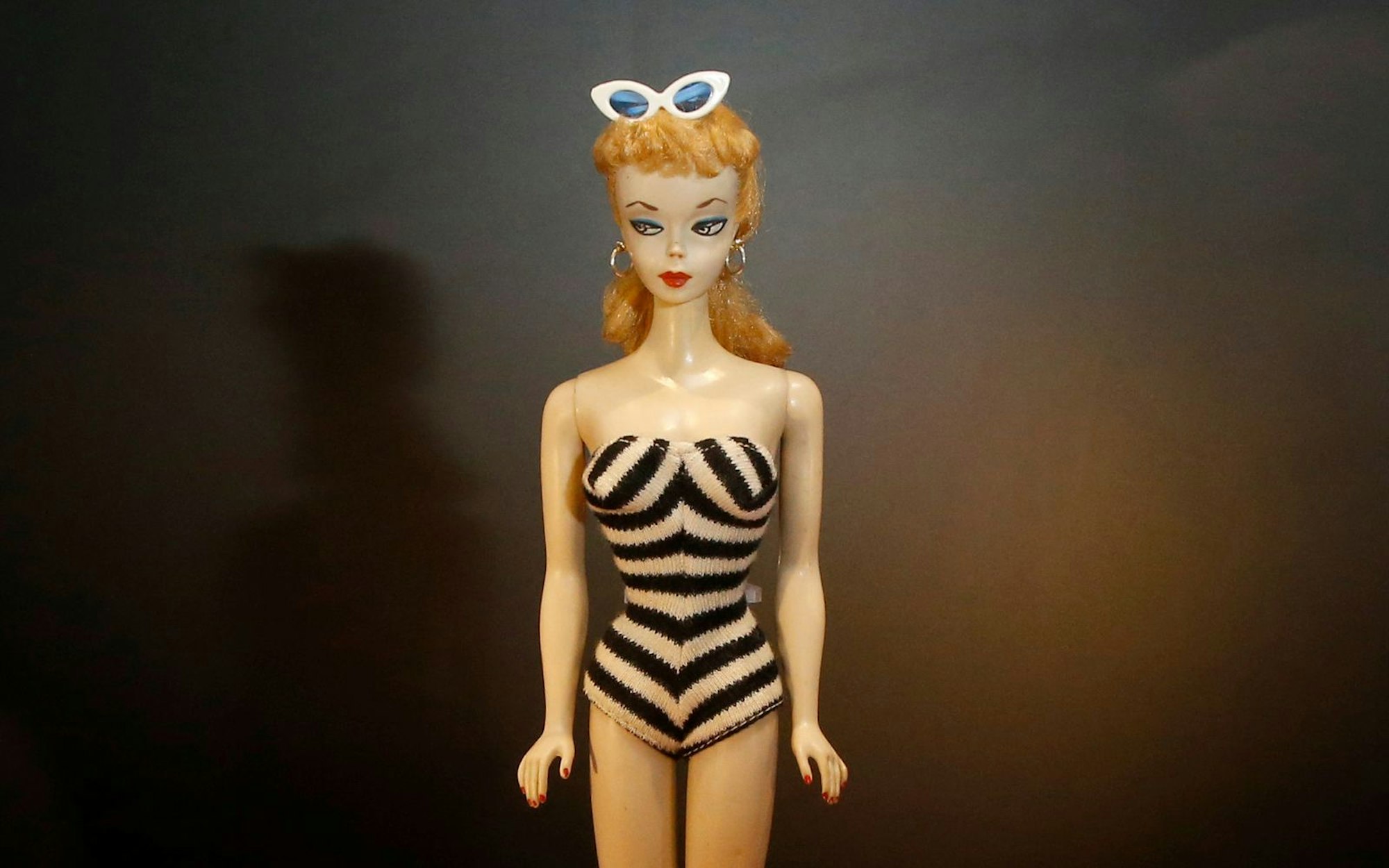 Das Original, die Nummer eins: 1959 kam die allererste Barbie auf den Markt, der Preis lag damals bei drei US-Dollar.
(Bild: Getty Images/Gabe Ginsberg)