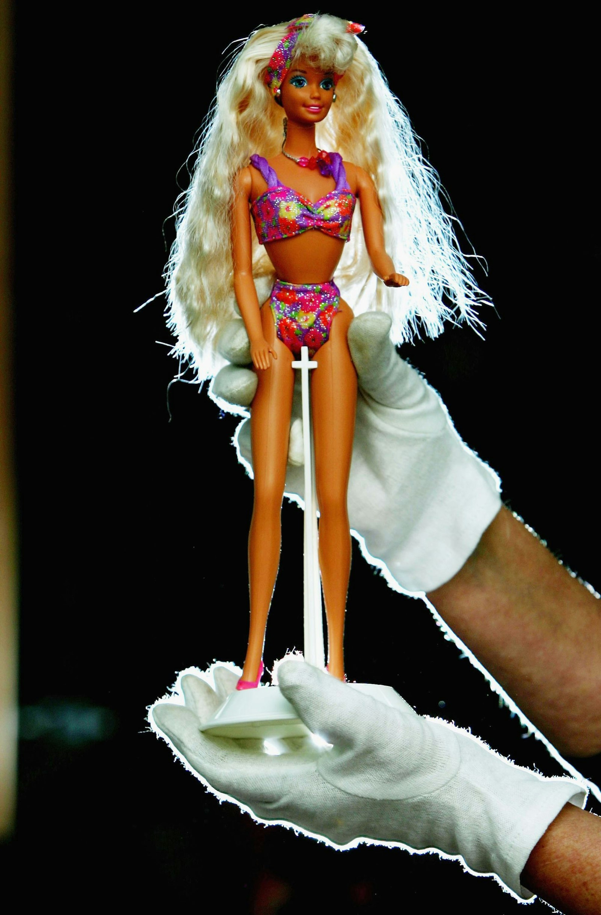 Der schmale lange Hals, die dürren langen Beine, die generell superschlanke Figur: Barbies Körpermaße werden immer wieder kontrovers diskutiert (und oft kritisiert). (Bild: Getty Images/Ian Waldie)