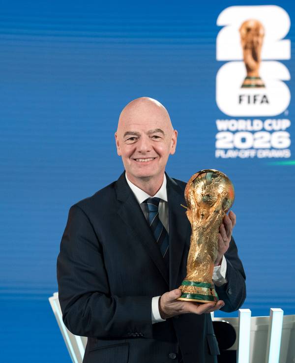 Gianni Infantino, FIFA-Präsident, hält während der Auslosung der Playoffs für die FIFA‑Fußball-Weltmeisterschaft 2026 den WM-Pokal.