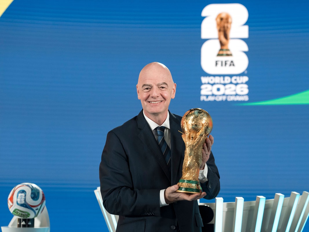 Gianni Infantino, FIFA-Präsident, hält während der Auslosung der Playoffs für die FIFA‑Fußball-Weltmeisterschaft 2026 den WM-Pokal.