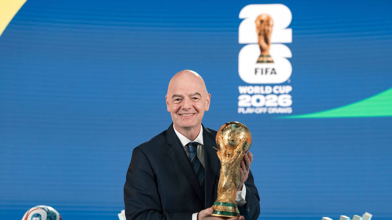 Gianni Infantino, FIFA-Präsident, hält während der Auslosung der Playoffs für die FIFA‑Fußball-Weltmeisterschaft 2026 den WM-Pokal.