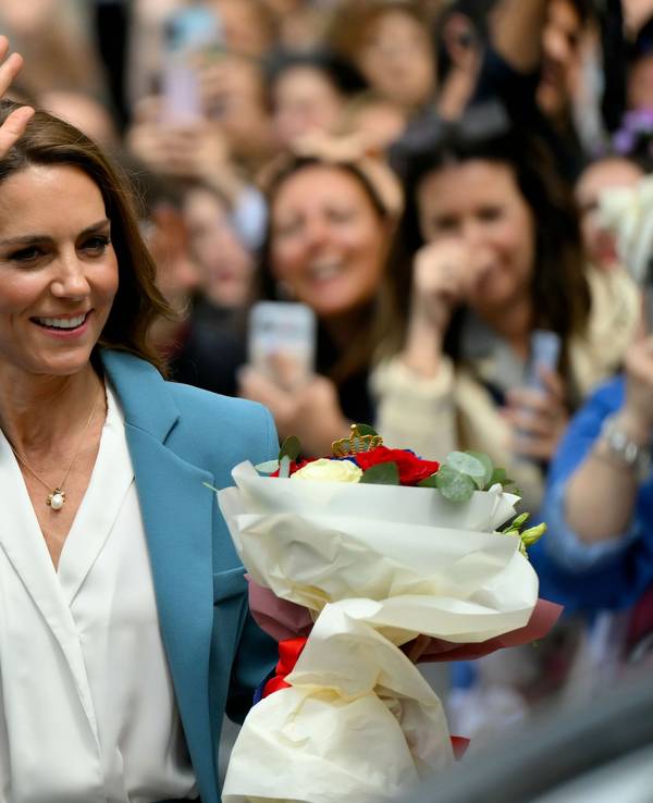 Prinzessin Kate winkt nach ihrem Besuch im Rathaus, der Teil einer zweitägigen Reise ist.