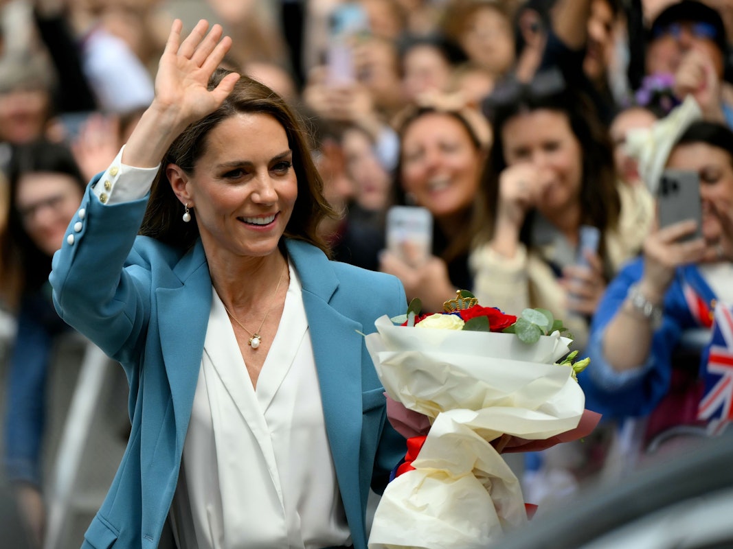 Prinzessin Kate winkt nach ihrem Besuch im Rathaus, der Teil einer zweitägigen Reise ist.
