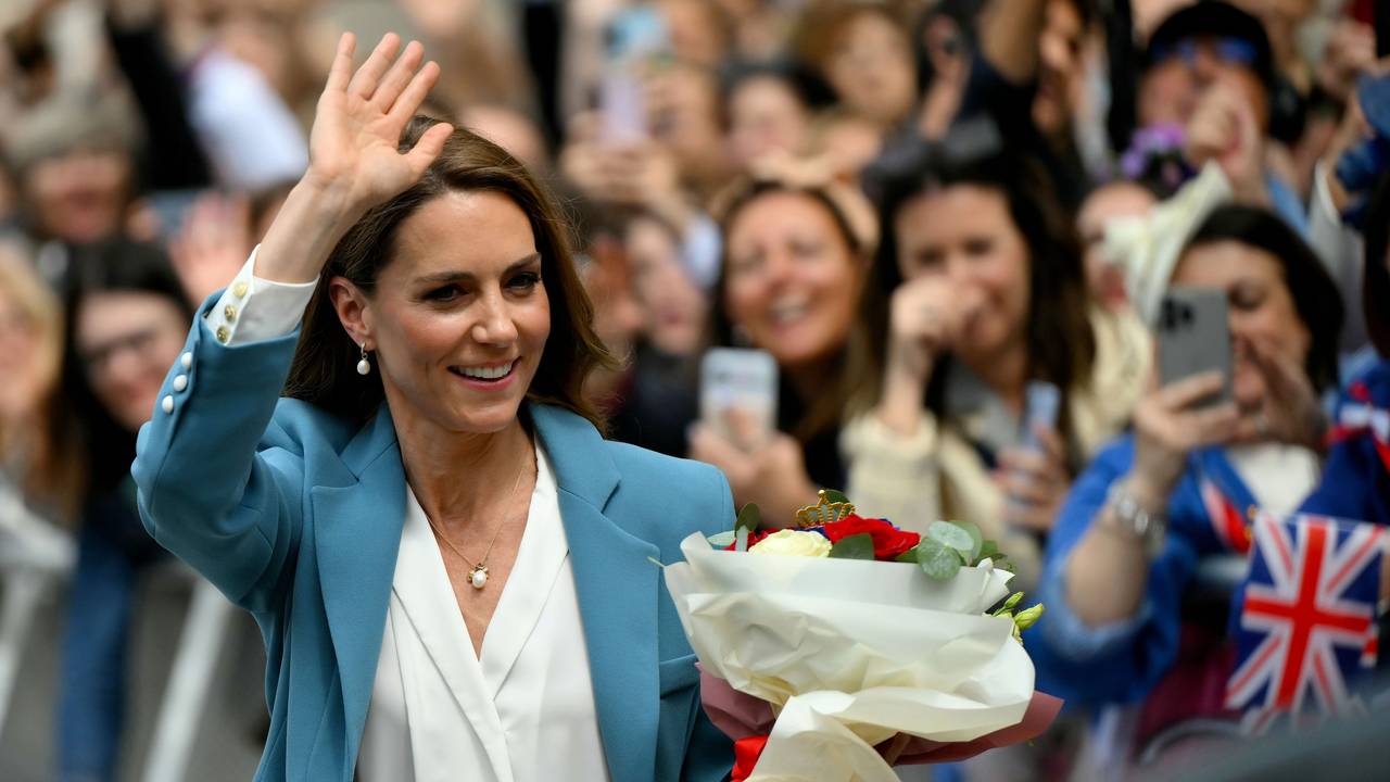 Prinzessin Kate winkt nach ihrem Besuch im Rathaus, der Teil einer zweitägigen Reise ist.