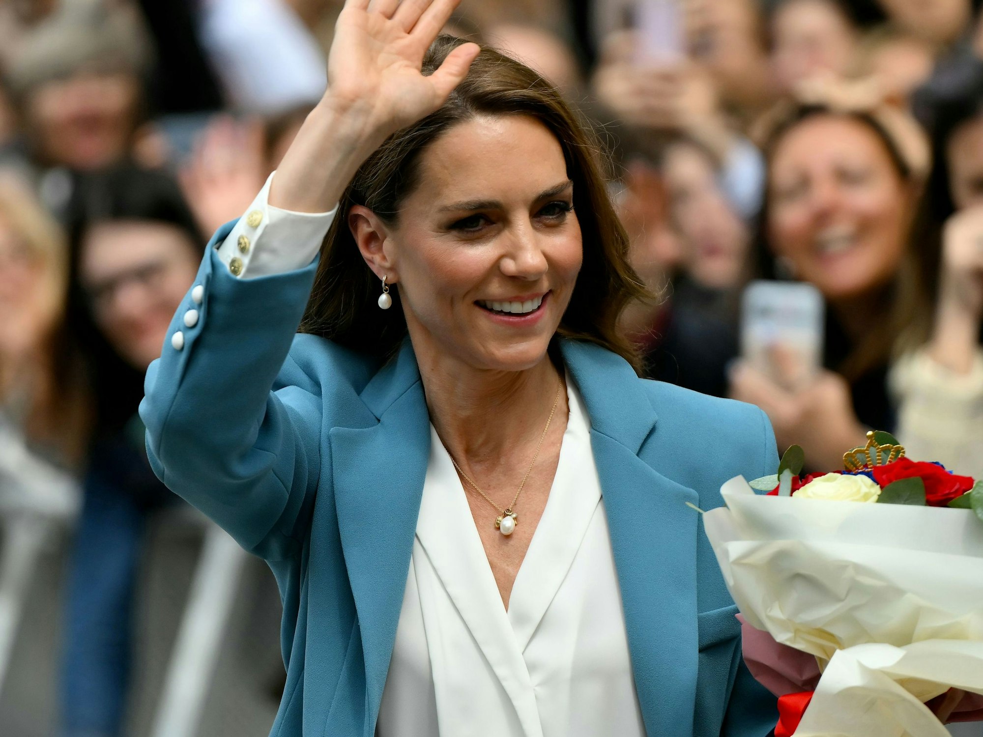 Prinzessin Kate winkt nach ihrem Besuch im Rathaus, der Teil einer zweitägigen Reise ist.