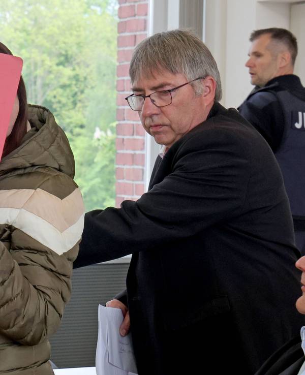 Die Angeklagte (l) im Prozess wegen Mordes wird von Andreas Ohm, Anwalt, auf ihren Platz im Saal des Landgerichts geführt, rechts sitzt Thomas Löcker, Anwalt.