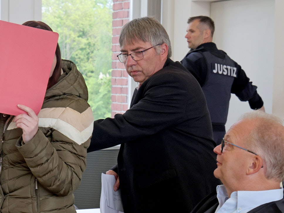 Die Angeklagte (l) im Prozess wegen Mordes wird von Andreas Ohm, Anwalt, auf ihren Platz im Saal des Landgerichts geführt, rechts sitzt Thomas Löcker, Anwalt.