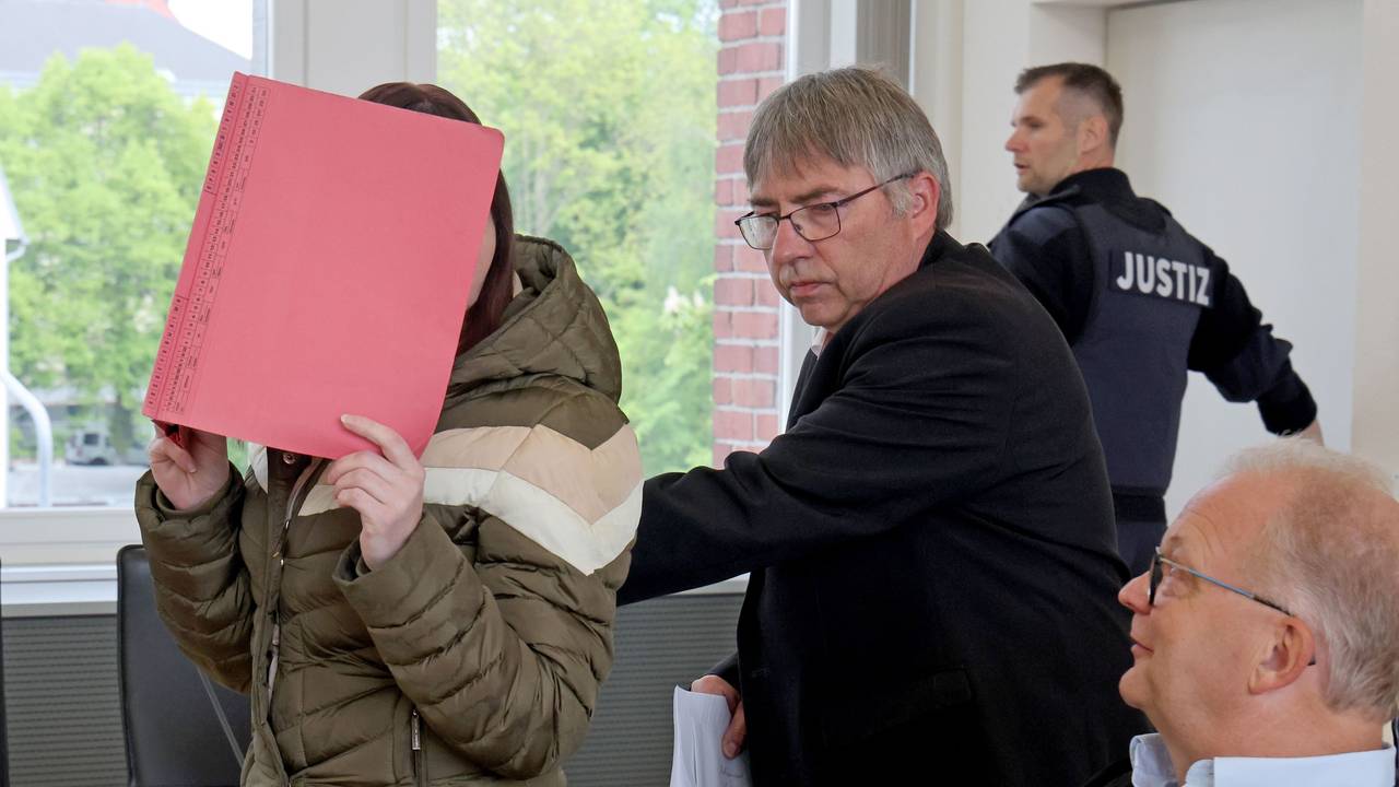 Die Angeklagte (l) im Prozess wegen Mordes wird von Andreas Ohm, Anwalt, auf ihren Platz im Saal des Landgerichts geführt, rechts sitzt Thomas Löcker, Anwalt.