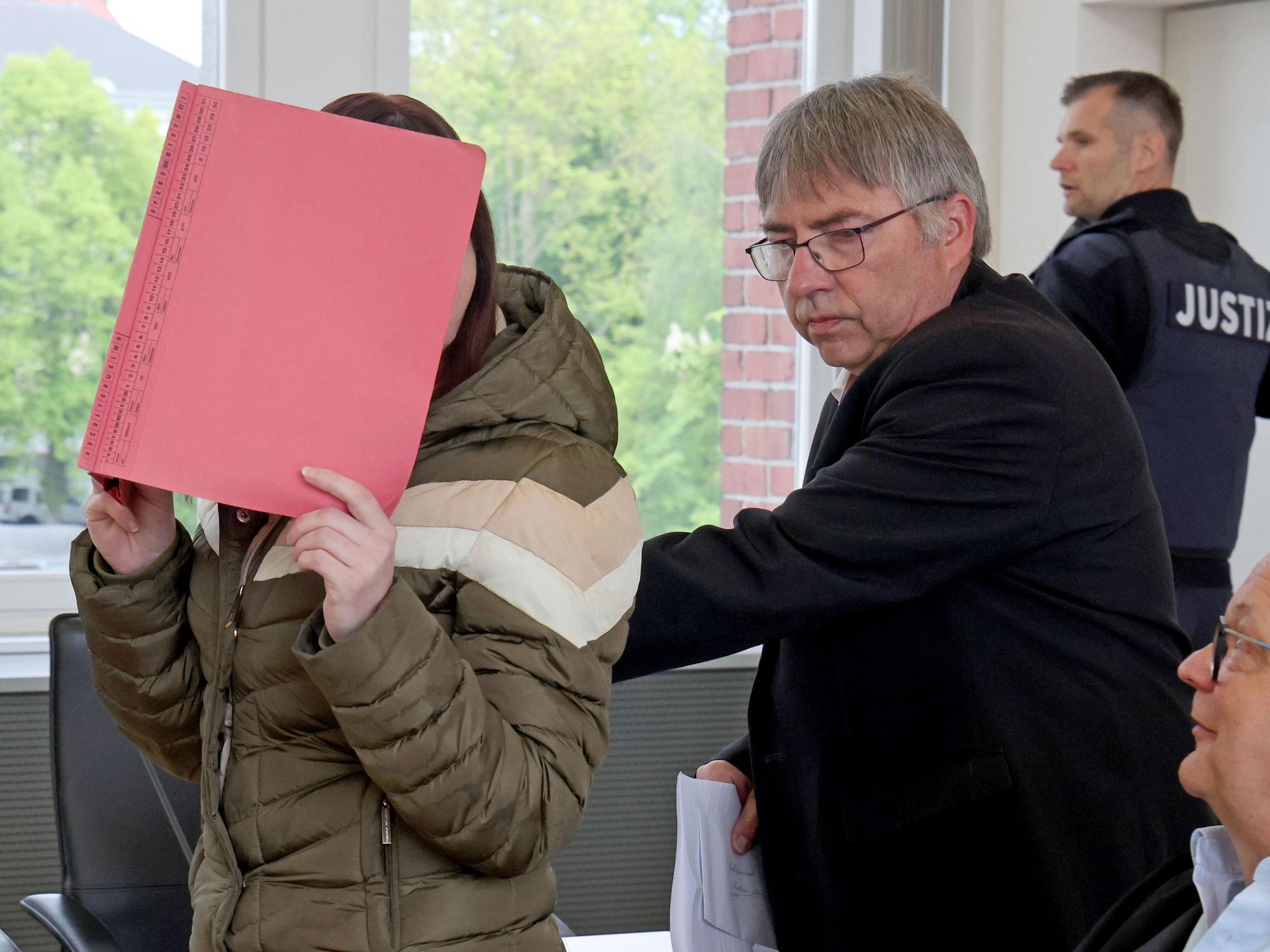 Die Angeklagte (l) im Prozess wegen Mordes wird von Andreas Ohm, Anwalt, auf ihren Platz im Saal des Landgerichts geführt, rechts sitzt Thomas Löcker, Anwalt.