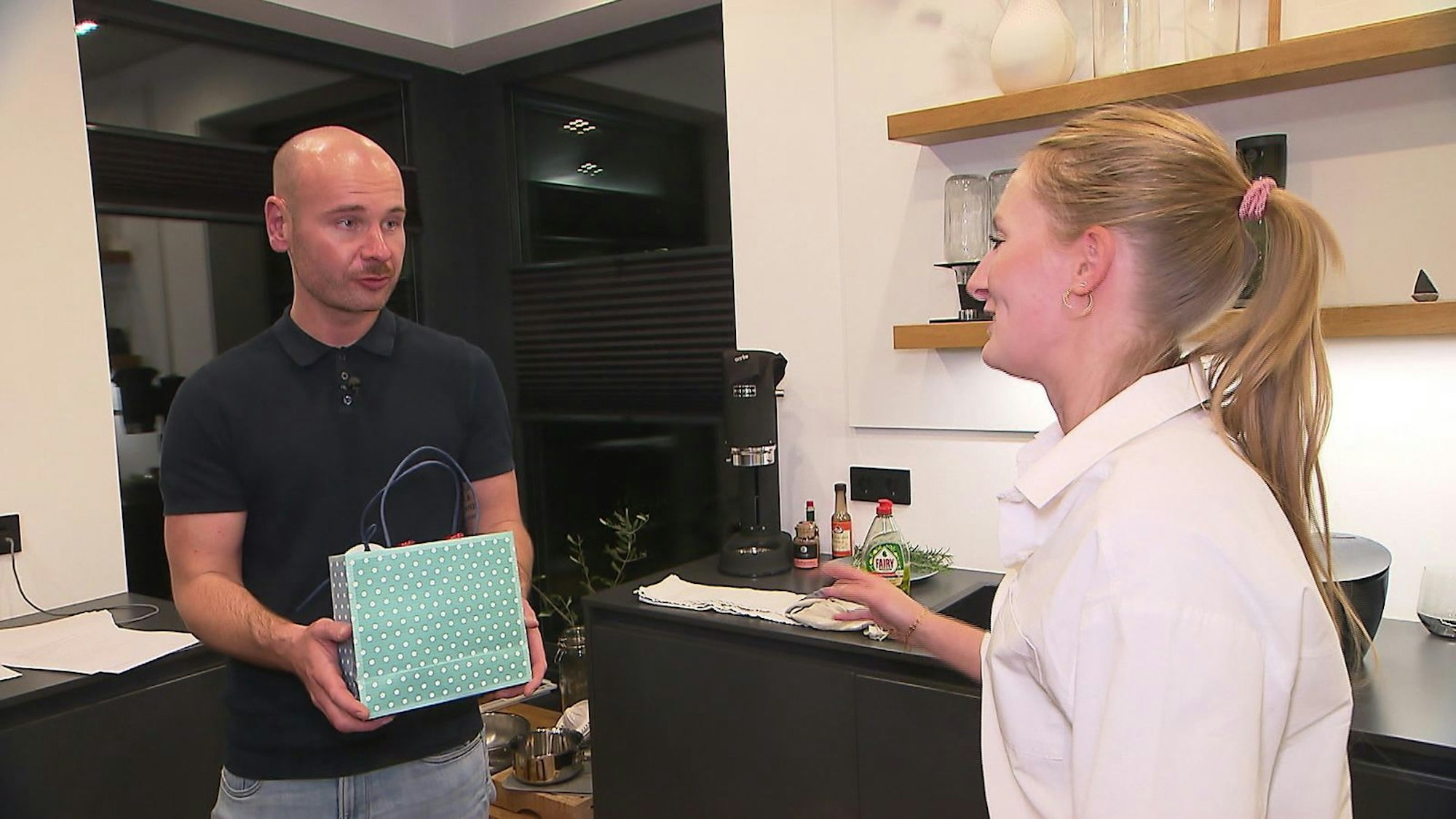 Moritz' Kollegin Laura hilft ihm als Schnippelhilfe - und hat sogar ein Geschenk dabei. (Bild: RTL)