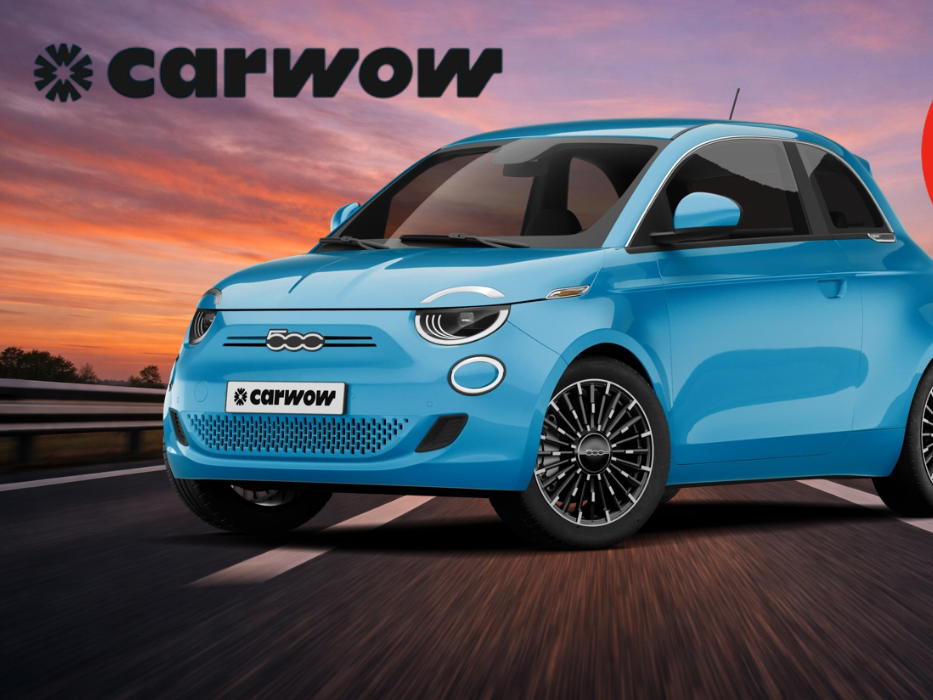 Ein blauer Fiat 500 vor einer Autobahnstraße abgebildet.