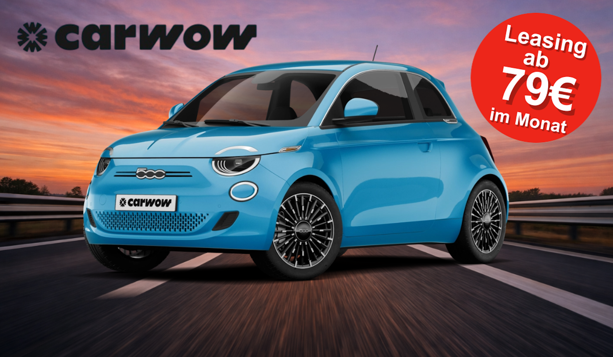 Ein blauer Fiat 500 vor einer Autobahnstraße abgebildet.