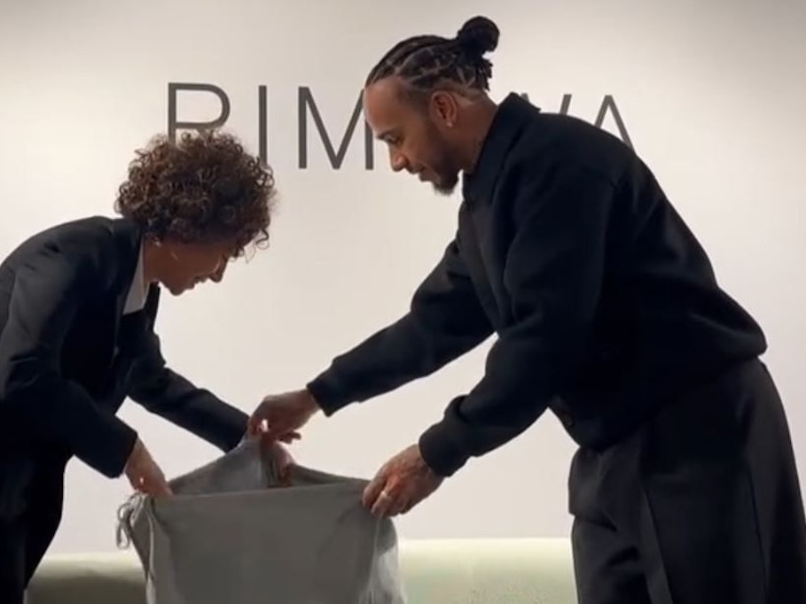 Bei einem PR-Event steht Lewis Hamilton in Köln auf der Bühne.