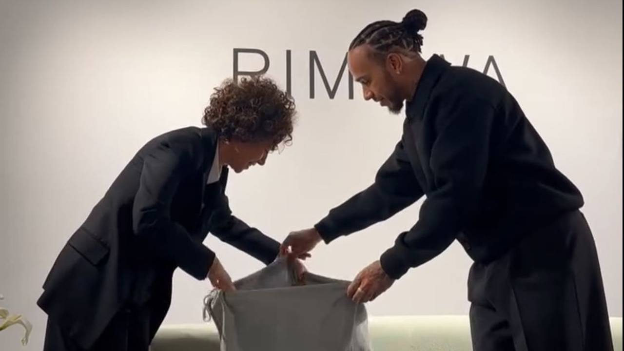 Bei einem PR-Event steht Lewis Hamilton in Köln auf der Bühne.