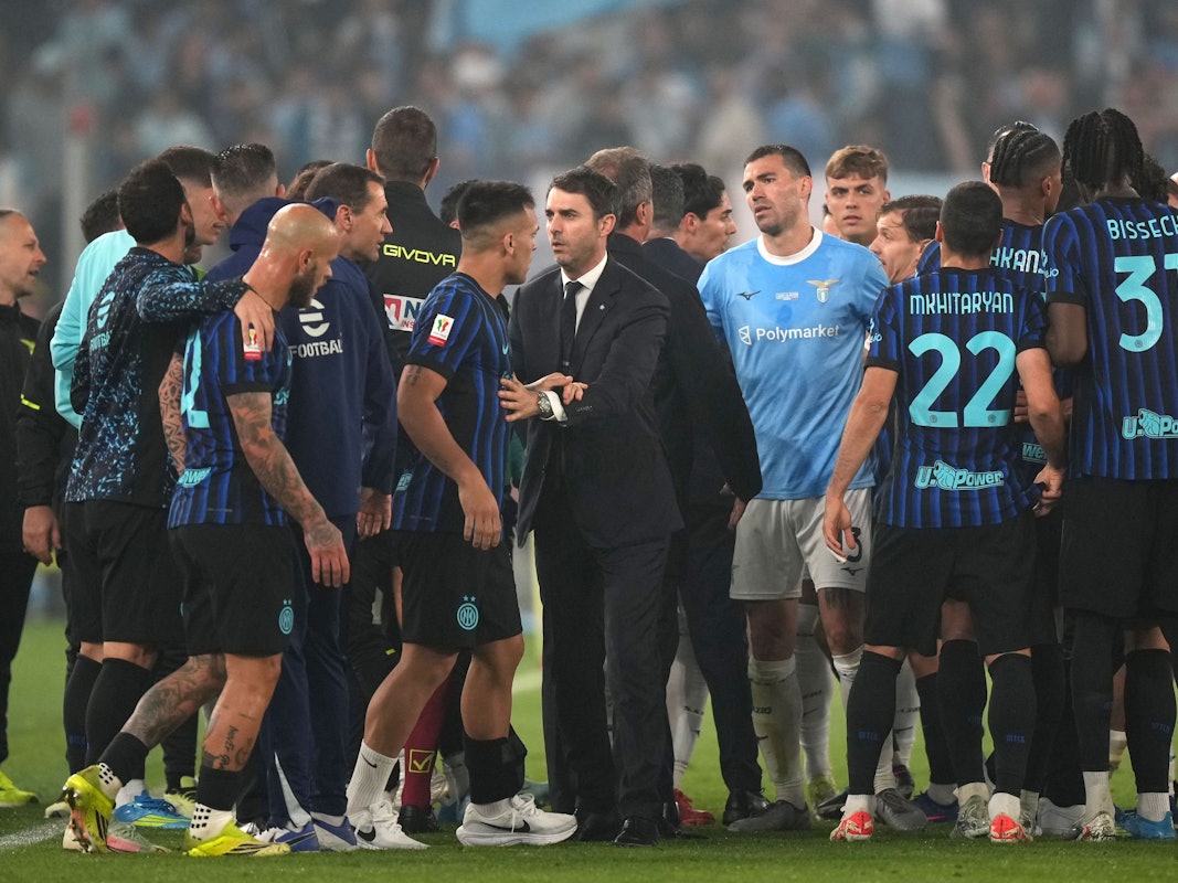 Spieler und Betreuer von Inter Mailand und Lazio geraten in einen Streit auf dem Spielfeld.
