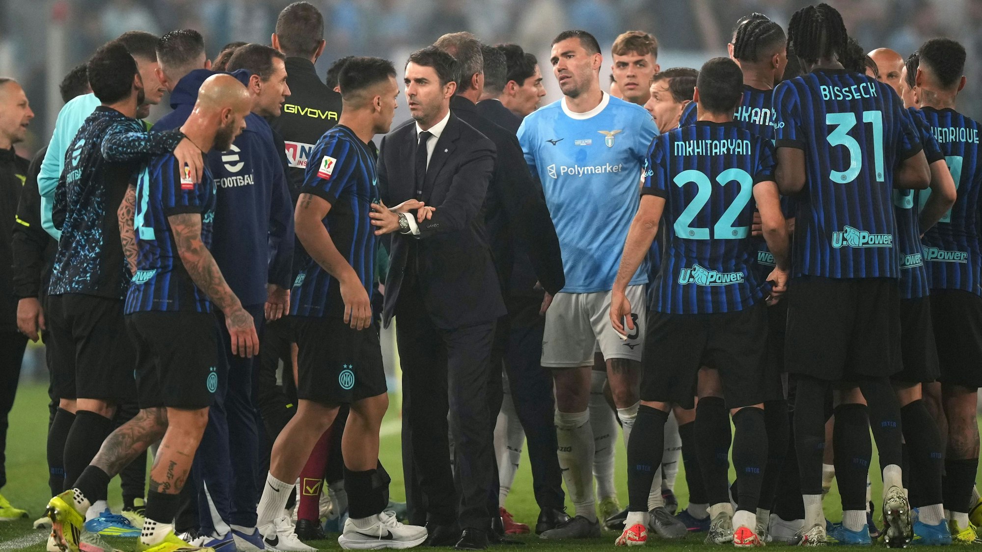 Spieler und Betreuer von Inter Mailand und Lazio geraten in einen Streit auf dem Spielfeld.
