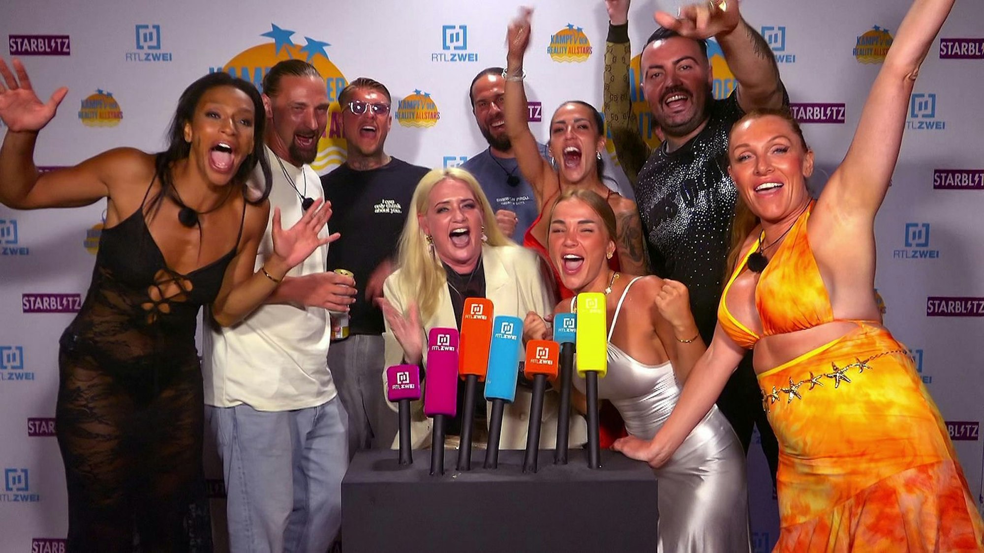 Erst gibt's ausgelassene Party, dann Katerstimmung wegen Intrigen, Streits und unmoralischen Angeboten. (Bild: RTLZWEI)