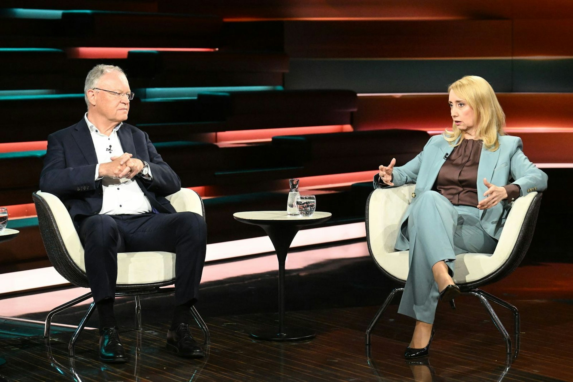Die Politikexpertin Melanie Amann ordnet bei Lanz das politische Wirken Winfried Kretschmanns und Stephan Weils (l.) ein. (Bild: ZDF/ Cornelia Lehmann )