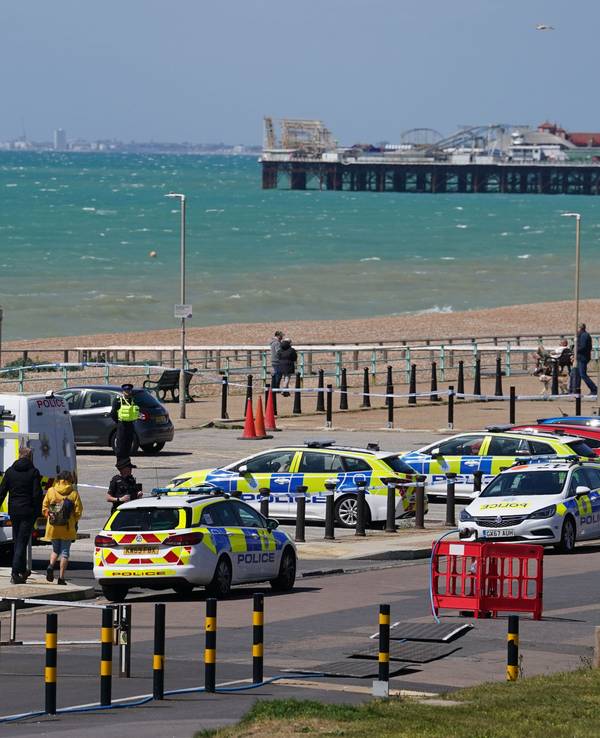Einsatzkräfte sind am Tatort am Madeira Drive im Einsatz. Wie die Polizei von Sussex mitteilte, wurden die Leichen von drei Frauen aus dem Meer in Brighton geborgen.