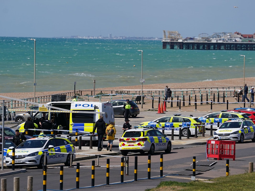 Einsatzkräfte sind am Tatort am Madeira Drive im Einsatz. Wie die Polizei von Sussex mitteilte, wurden die Leichen von drei Frauen aus dem Meer in Brighton geborgen.
