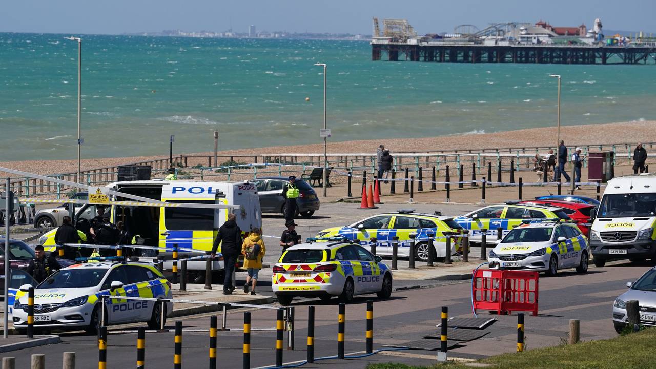 Einsatzkräfte sind am Tatort am Madeira Drive im Einsatz. Wie die Polizei von Sussex mitteilte, wurden die Leichen von drei Frauen aus dem Meer in Brighton geborgen.