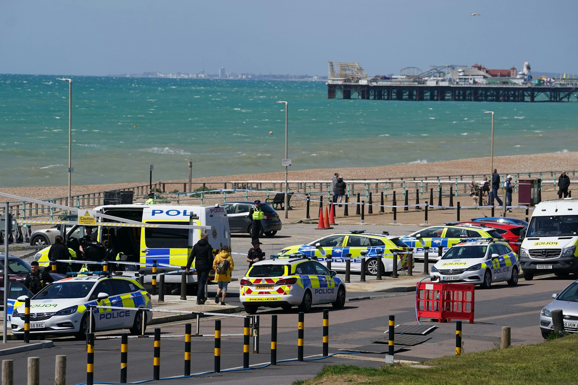 Einsatzkräfte sind am Tatort am Madeira Drive im Einsatz. Wie die Polizei von Sussex mitteilte, wurden die Leichen von drei Frauen aus dem Meer in Brighton geborgen.